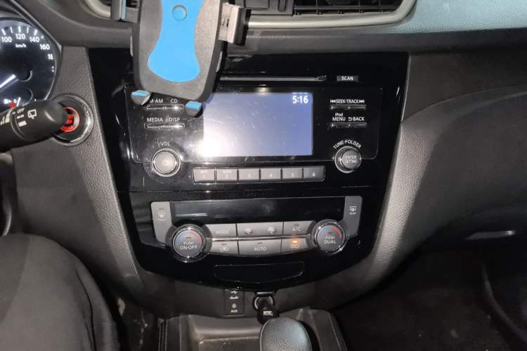 Used Nissan X-Trail 2015 2.0L CVT Comfort MAX Edition 2WD Audio And AC Panel