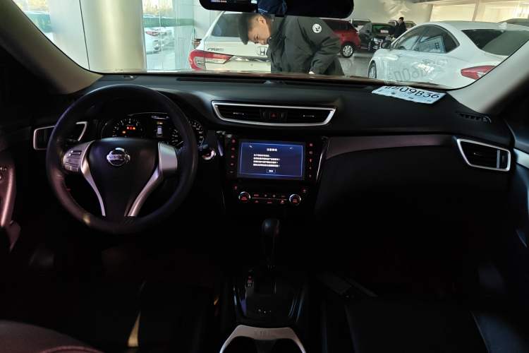 Used Nissan X-Trail 2015 2.0L CVT Comfort MAX Edition 2WD Center Console