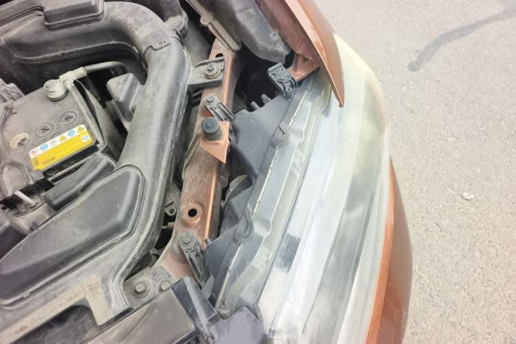 Used Nissan X-Trail 2015 2.0L CVT Comfort MAX Edition 2WD Engine Bay Left