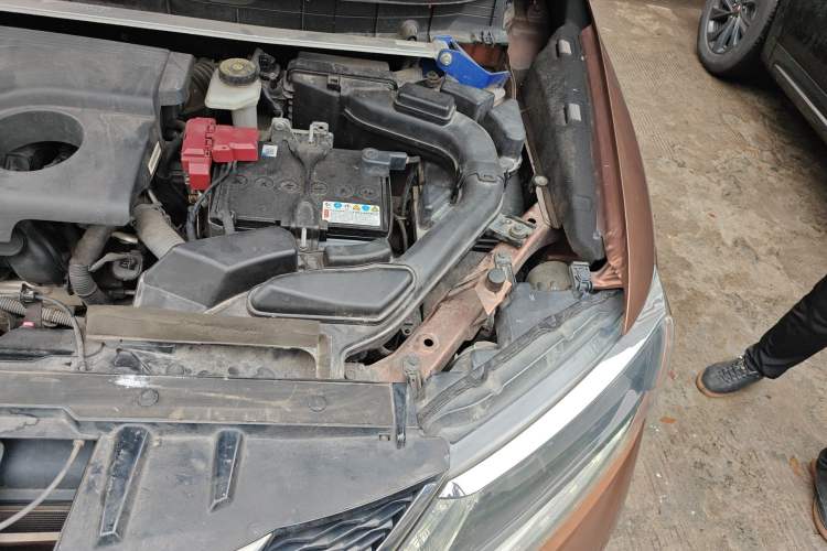 Used Nissan X-Trail 2015 2.0L CVT Comfort MAX Edition 2WD Engine Bay Left