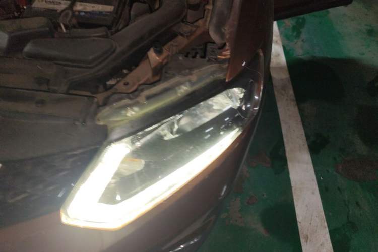 Used Nissan X-Trail 2015 2.0L CVT Comfort MAX Edition 2WD Engine Bay Left