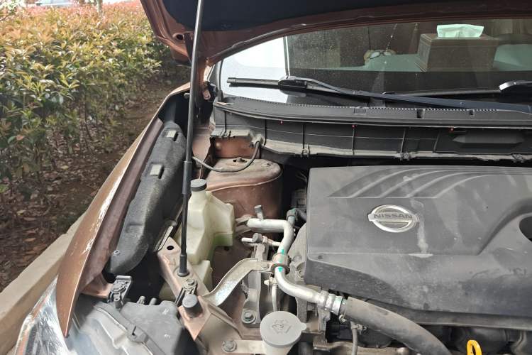Used Nissan X-Trail 2015 2.0L CVT Comfort MAX Edition 2WD Engine Bay Right