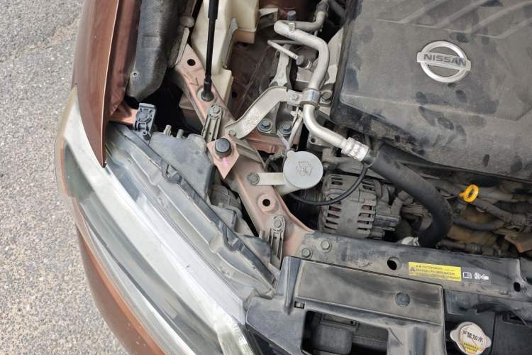 Used Nissan X-Trail 2015 2.0L CVT Comfort MAX Edition 2WD Engine Bay Right