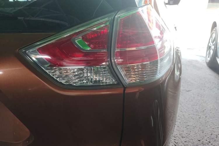 Used Nissan X-Trail 2015 2.0L CVT Comfort MAX Edition 2WD Exterior 1