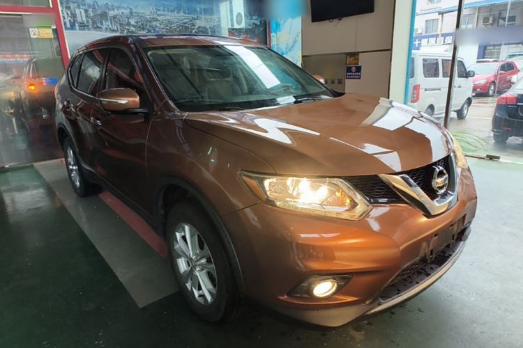 Used Nissan X-Trail 2015 2.0L CVT Comfort MAX Edition 2WD Front Right 45 Deg