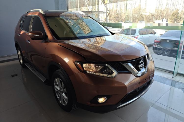 Used Nissan X-Trail 2015 2.0L CVT Comfort MAX Edition 2WD Front Right 45 Deg