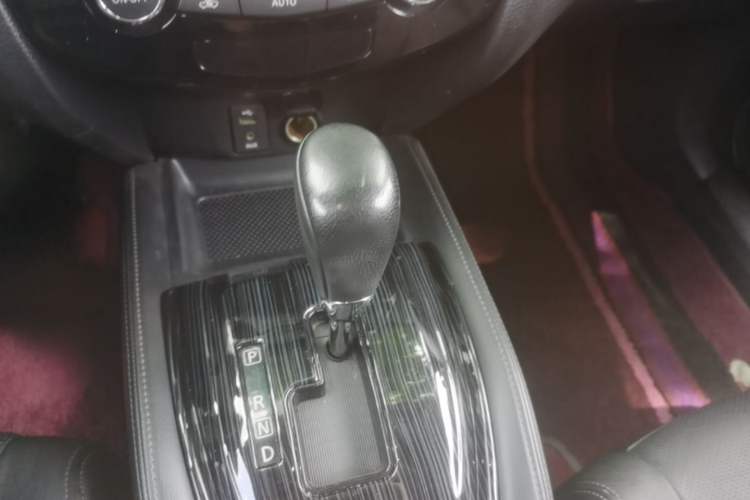 Used Nissan X-Trail 2015 2.0L CVT Comfort MAX Edition 2WD Gear Lever