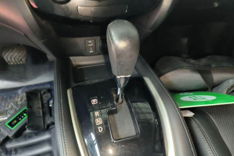 Used Nissan X-Trail 2015 2.0L CVT Comfort MAX Edition 2WD Gear Lever