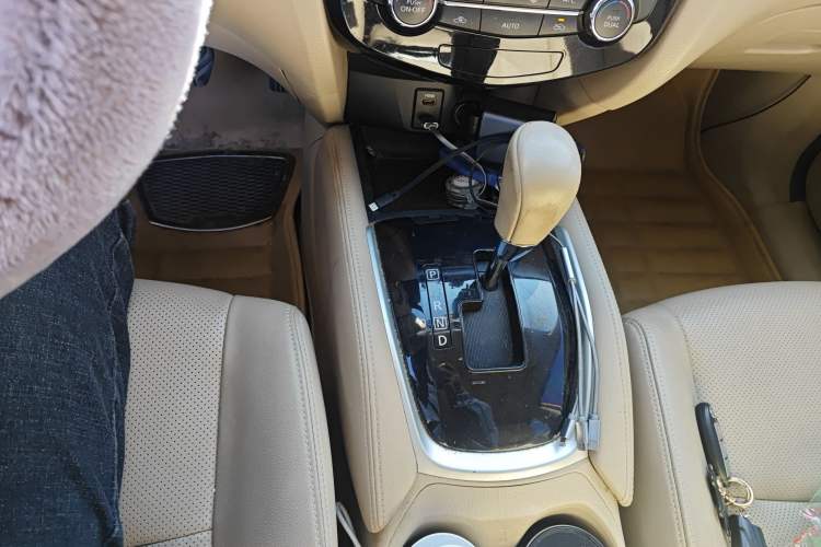 Used Nissan X-Trail 2015 2.0L CVT Comfort MAX Edition 2WD Gear Lever