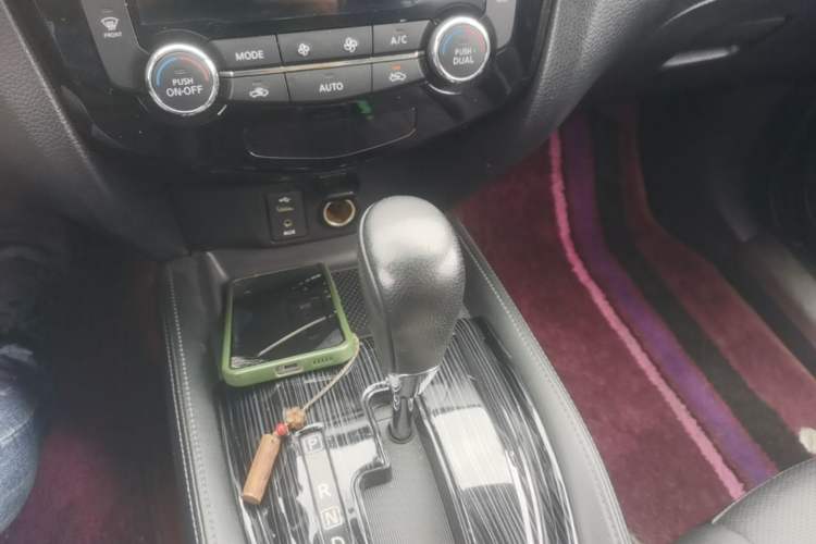Used Nissan X-Trail 2015 2.0L CVT Comfort MAX Edition 2WD Gear Lever