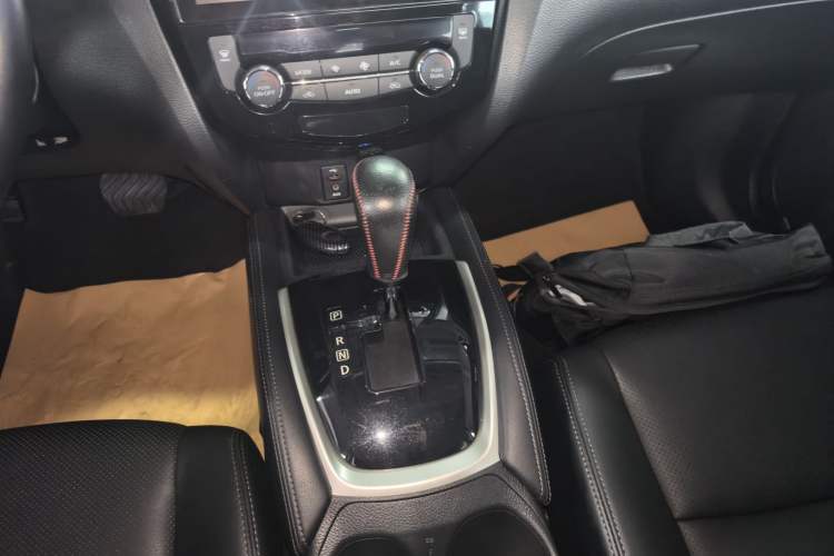 Used Nissan X-Trail 2015 2.0L CVT Comfort MAX Edition 2WD Gear Lever