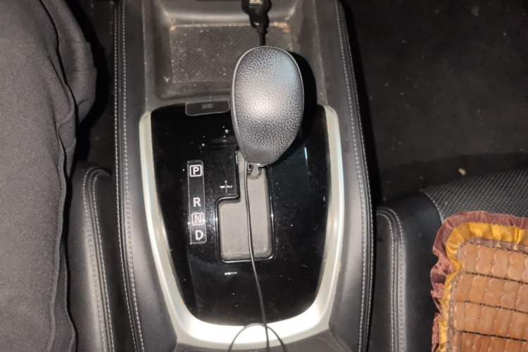 Used Nissan X-Trail 2015 2.0L CVT Comfort MAX Edition 2WD Gear Lever