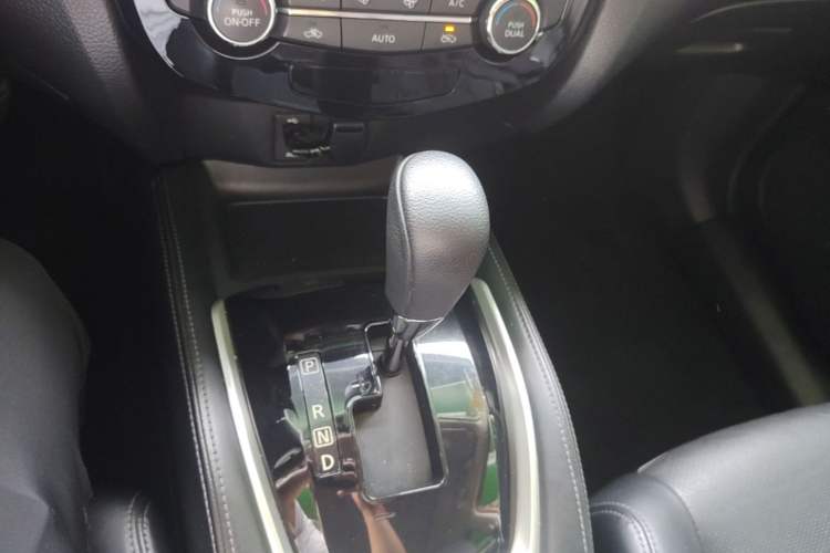 Used Nissan X-Trail 2015 2.0L CVT Comfort MAX Edition 2WD Gear Lever