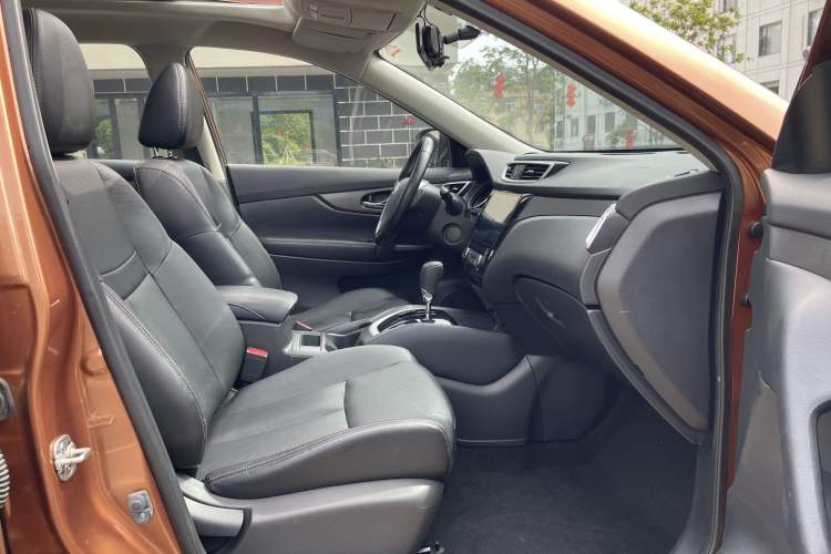 Used Nissan X-Trail 2015 2.0L CVT Comfort MAX Edition 2WD Interior 3