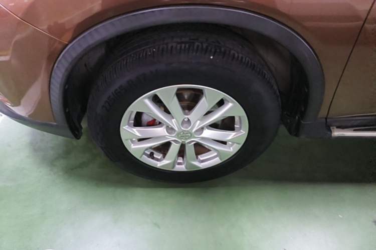 Used Nissan X-Trail 2015 2.0L CVT Comfort MAX Edition 2WD Left Front Wheel Hub