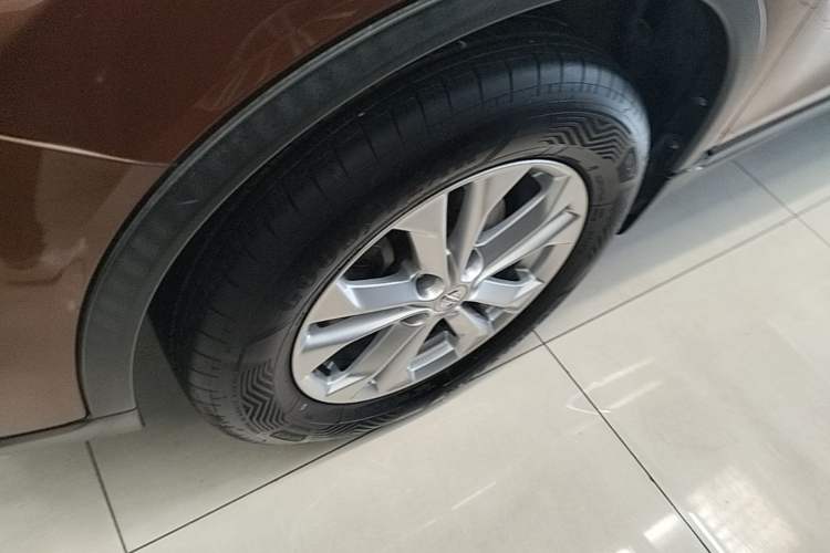 Used Nissan X-Trail 2015 2.0L CVT Comfort MAX Edition 2WD Left Front Wheel Hub