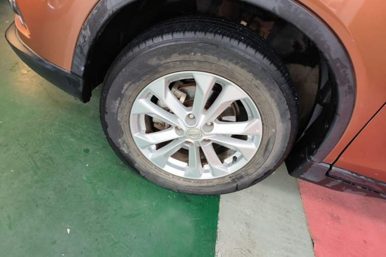 Used Nissan X-Trail 2015 2.0L CVT Comfort MAX Edition 2WD Left Front Wheel Hub