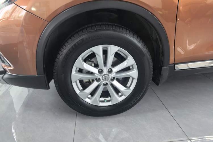 Used Nissan X-Trail 2015 2.0L CVT Comfort MAX Edition 2WD Left Front Wheel Hub