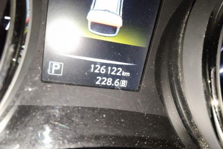 Used Nissan X-Trail 2015 2.0L CVT Comfort MAX Edition 2WD Odometer Close Up
