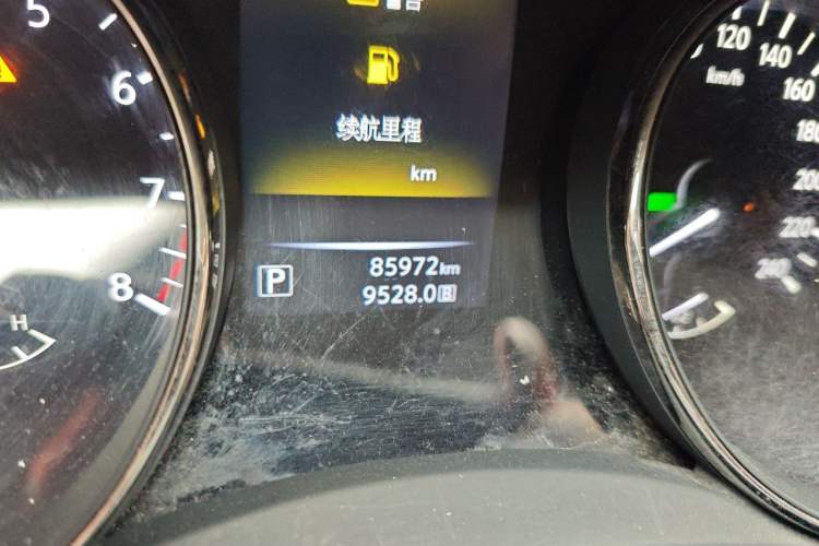 Used Nissan X-Trail 2015 2.0L CVT Comfort MAX Edition 2WD Odometer Close Up
