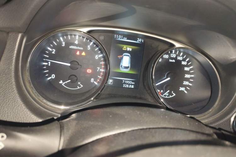 Used Nissan X-Trail 2015 2.0L CVT Comfort MAX Edition 2WD Odometer Close Up