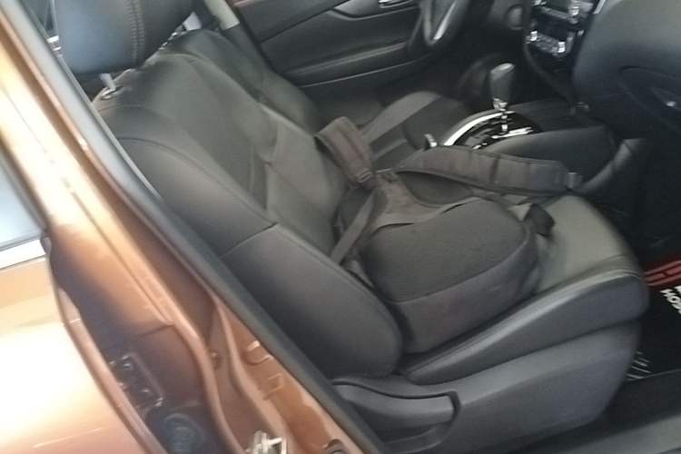 Used Nissan X-Trail 2015 2.0L CVT Comfort MAX Edition 2WD Right Front Seat