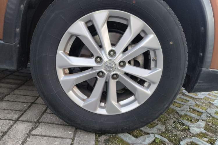 Used Nissan X-Trail 2015 2.5L CVT Leading MAX Edition 4WD Right Front Wheel Hub