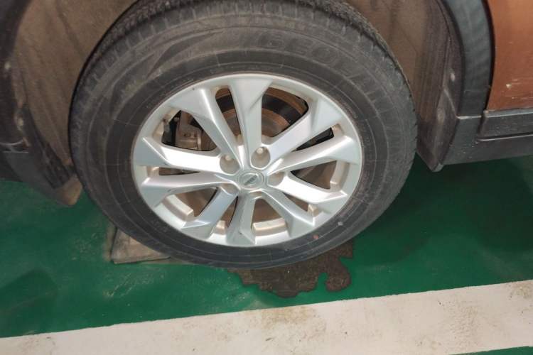 Used Nissan X-Trail 2015 2.0L CVT Comfort MAX Edition 2WD Right Front Wheel Hub