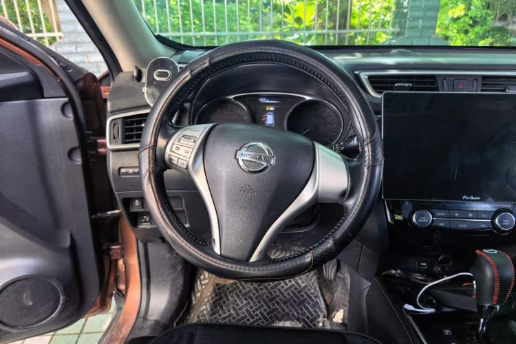 Used Nissan X-Trail 2015 2.0L CVT Comfort MAX Edition 2WD Steering Wheel