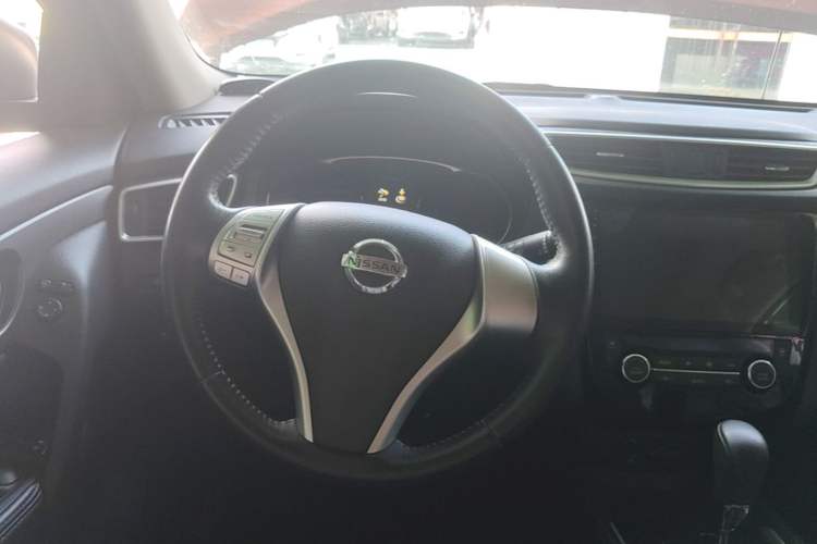 Used Nissan X-Trail 2015 2.0L CVT Comfort MAX Edition 2WD Steering Wheel