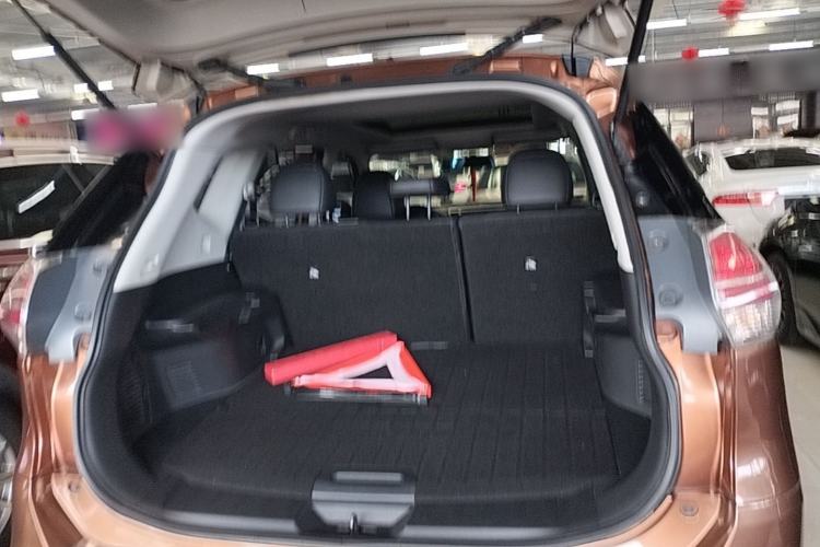 Used Nissan X-Trail 2015 2.0L CVT Comfort MAX Edition 2WD Trunk