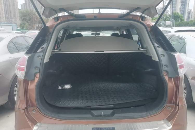 Used Nissan X-Trail 2015 2.0L CVT Comfort MAX Edition 2WD Trunk