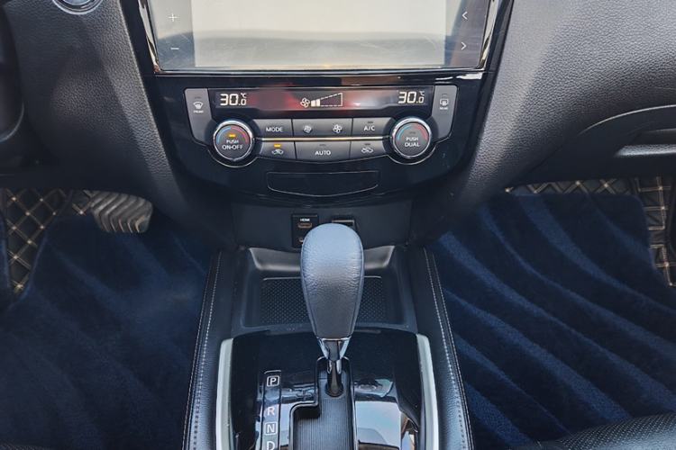 Used Nissan X-Trail 2016 2.5L CVT Sport Edition 4WD Interior 3