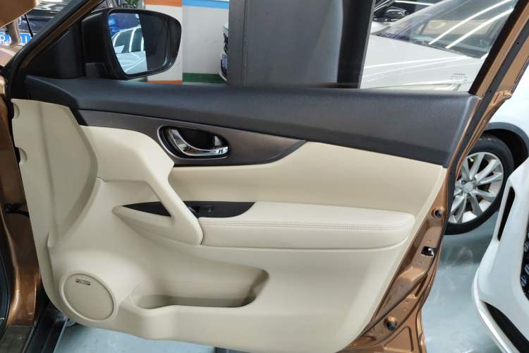 Used Nissan X-Trail 2016 2.0L CVT Smart Enjoyment Version 4WD Right Front Door Interior