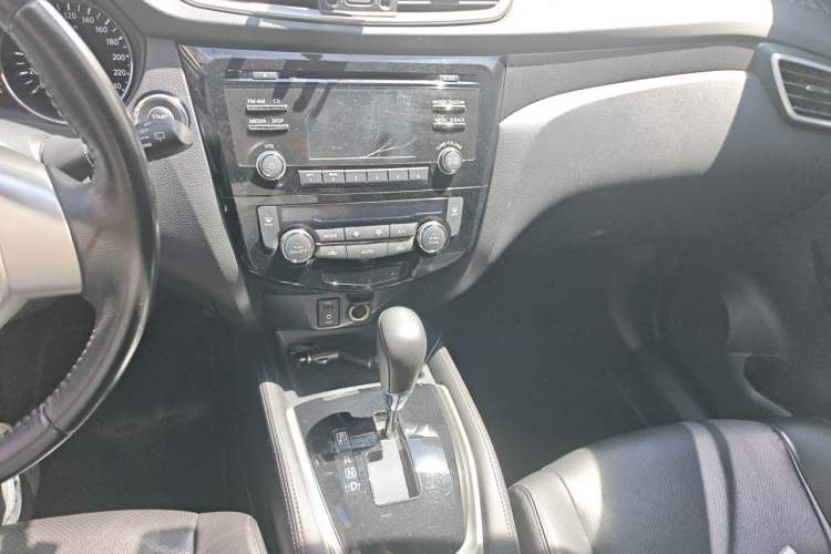 Used Nissan X-Trail 2016 2.5L CVT Sport Edition 4WD Audio And AC Panel
