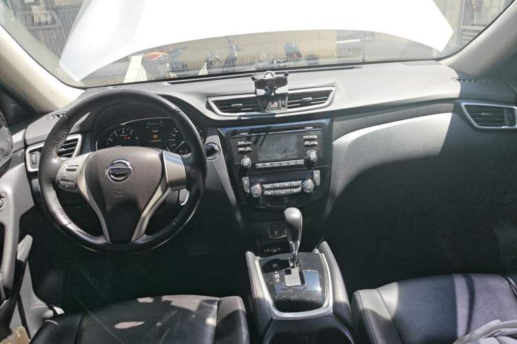 Used Nissan X-Trail 2016 2.5L CVT Sport Edition 4WD Center Console