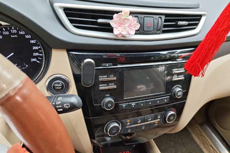 Used Nissan X-Trail 2016 2.0L CVT Smart Enjoyment Version 4WD Audio And AC Panel