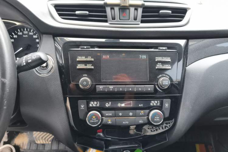 Used Nissan X-Trail 2016 2.5L CVT Sport Edition 4WD Audio And AC Panel
