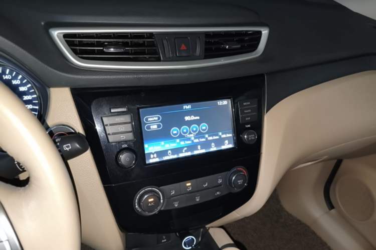 Used Nissan X-Trail 2016 2.0L CVT Smart Enjoyment Version 4WD Audio And AC Panel