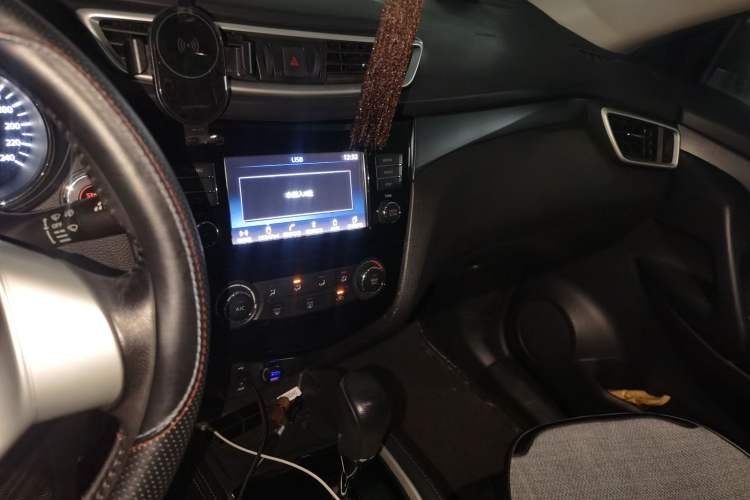 Used Nissan X-Trail 2016 2.0L CVT Smart Enjoyment Version 4WD Audio And AC Panel