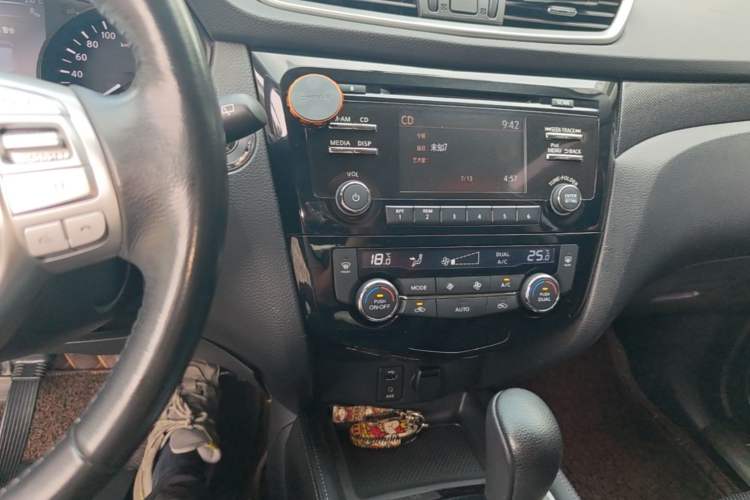 Used Nissan X-Trail 2016 2.5L CVT Sport Edition 4WD Audio And AC Panel