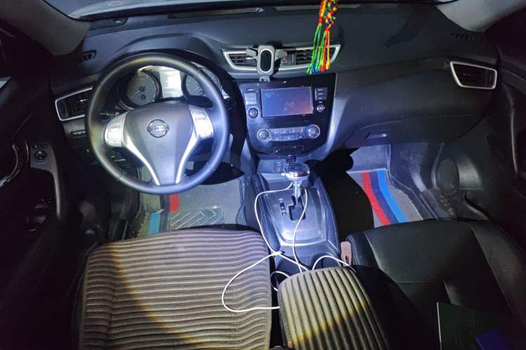 Used Nissan X-Trail 2016 2.0L CVT Smart Enjoyment Version 4WD Center Console