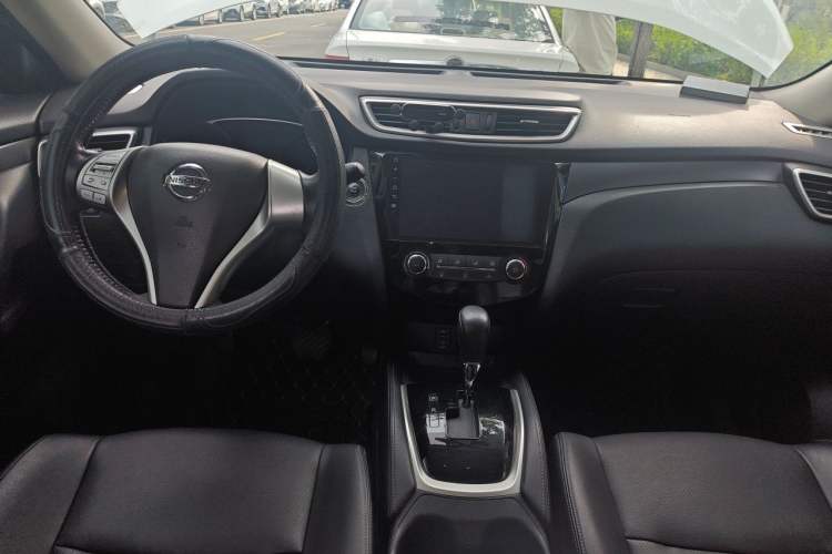 Used Nissan X-Trail 2016 2.0L CVT Smart Enjoyment Version 4WD Center Console