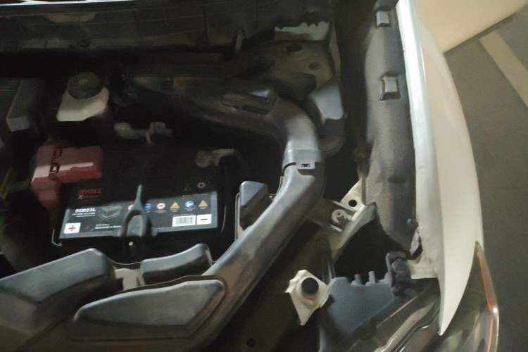 Used Nissan X-Trail 2016 2.0L CVT Smart Enjoyment Version 4WD Engine Bay Left