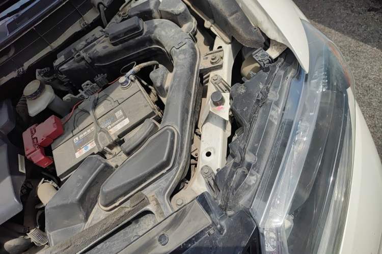 Used Nissan X-Trail 2016 2.0L CVT Smart Enjoyment Version 4WD Engine Bay Left