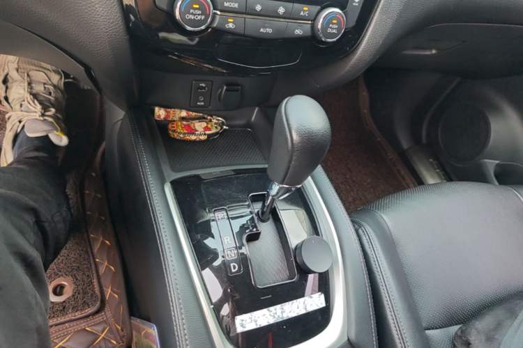 Used Nissan X-Trail 2016 2.5L CVT Sport Edition 4WD Gear Lever