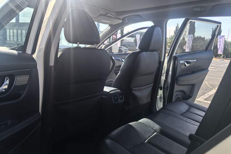 Used Nissan X-Trail 2016 2.5L CVT Sport Edition 4WD Interior 1