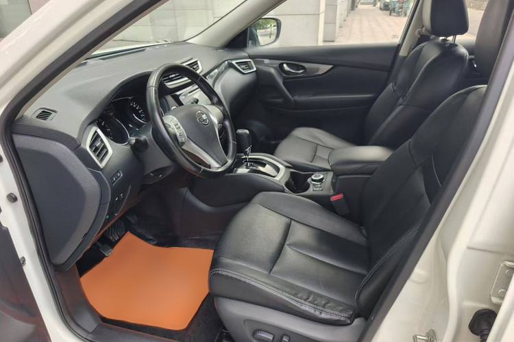 Used Nissan X-Trail 2016 2.5L CVT Sport Edition 4WD Interior 2