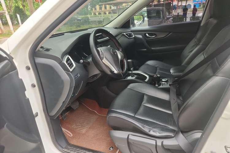 Used Nissan X-Trail 2016 2.0L CVT Smart Enjoyment Version 4WD Interior 2