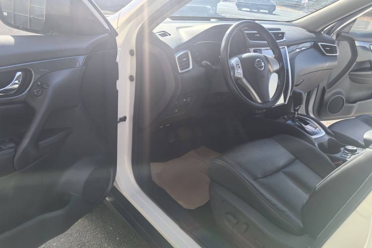 Used Nissan X-Trail 2016 2.5L CVT Sport Edition 4WD Interior 2